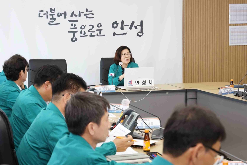 안성시가 시청 재난상황실에서 ‘지반침하 예방을 위한 제2차 긴급 특별안전대책 회의’를 열고 지반침하 예방 대책을 논의했다.