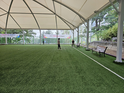 성남시가 지역 내 17곳 야외 게이트볼장에 지붕막 설치 공사를 추진한다.