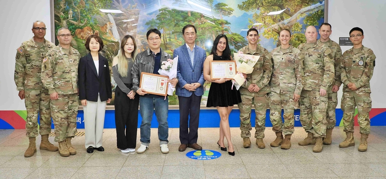 평택시가 지난 4월 팽성대교에서 발생한 투신 사고현장에 출동한 소방대원들과 협력해 투신자를 구조한 시민에게 감사와 존경의 마음을 담아 표창을 수여했다.