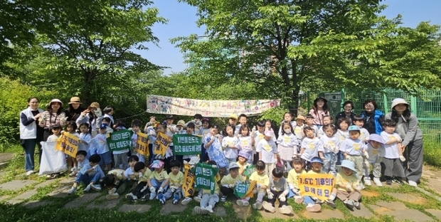 광명시가 한내근린공원과 소하상업지구 일대에서 걷기와 쓰레기 줍기를 결합한 ‘기후의병 줍킹데이’ 캠페인을 펼쳤다.