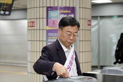 신상진 시장이 수인분당선 야탑역을 방문해 기후동행카드 이용 구간 확대에 따른 현장점검을 실시하고 대시민 홍보활동에 참여했다.
