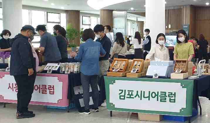 경기도가 코레일유통과의 협업으로 5월16~25일까지 오전 10시부터 오후 8시까지 수원역에서 노인생산품 판매행사를 연다.