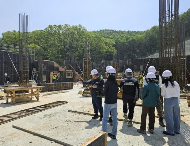 용인특례시가 처인구 고림동의 고등학교 신축공사 현장에서 노동안전지킴이 산업안전 합동 현장점검을 실시했다.