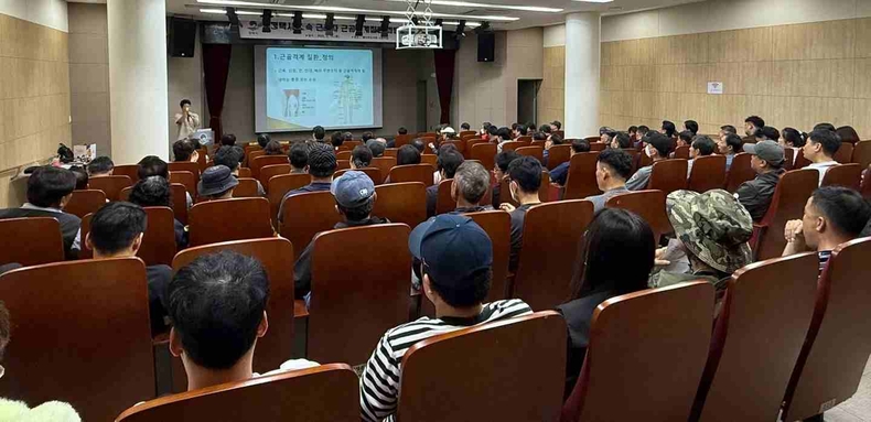평택시가 두 차례에 걸쳐 시 소속 공무원과 공무관, 기간제근로자 등 180여 명을 대상으로 ‘근골격계질환 예방 교육’을 실시했다.