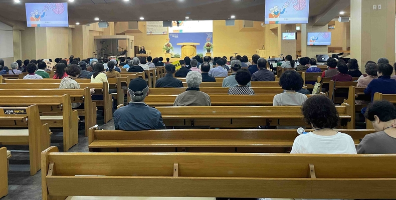 평택시가 동산교회 노인대학 어르신 130여 명을 대상으로 치매 인식 개선과 치매 예방을 위해 찾아가는 치매 파트너 교육을 진행했다.