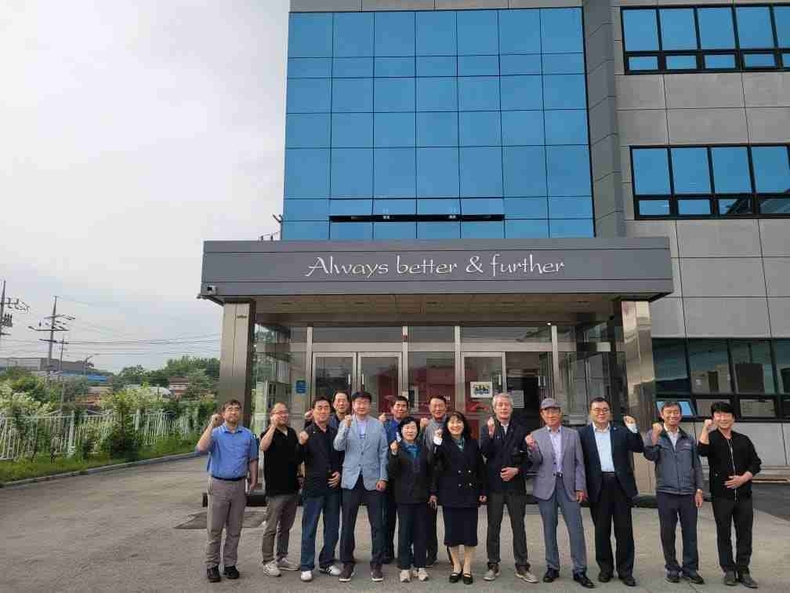 안성시 일죽면 기업인협의회(회장 임명자)는 15일 안성시 일죽면 월정산업단지 내 위치한 ㈜에이치피엠글로벌(대표이사 정원영)에서 회원사 기업탐방 행사를 개최했다. 이번 행사는 회원사 간 우수 경영 사례를 공유하고 상호 협력 체계를 강화하기 위해 마련됐다.