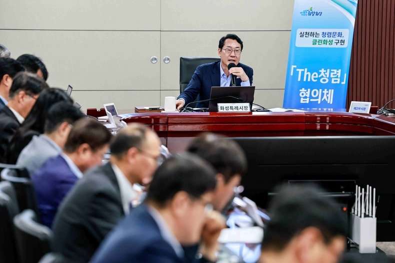 정명근 화성특례시장이 시청 상황실에서 정명근 화성특례시장 주재로 ‘제15회 화성 뱃놀이 축제’의 성공적인 개최를 위한 전략회의를 개최하고 있다.