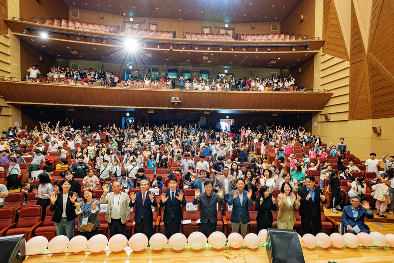 화성특례시의회가 지난 17일 장안대학교에서 열린 ‘제13회 화성특례시 꿈나무 축제’에 참석해 지역아동센터 아이들의 꿈과 미래를 응원했다.