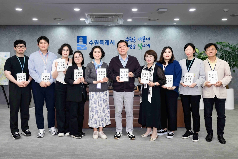 이재준 수원시장이 2025 수원연극축제 숲속의 파티’가 열린 경기상상캠퍼스를 찾아 시민들과 함께 공연을 관람했다.
