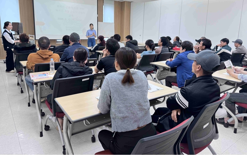 평택시가 최근 농업기술센터 내 농촌문화체험관 2층 소강의실에서 2025년 외국인 계절근로제도에 참여한 베트남 근로자 30여 명과 평택시외국인근로자지원센터 및 평택소방서 공무원이 참석한 가운데 계절근로자 근로 수칙과 소방 안전 자체 교육을 진행했다.