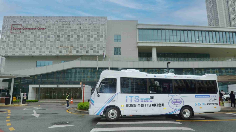 2025 수원 ITS 아태총회가 개최되는 수원컨벤션센터 앞에서 자율주행 차량이 시험 운행을 준비하고 있다.