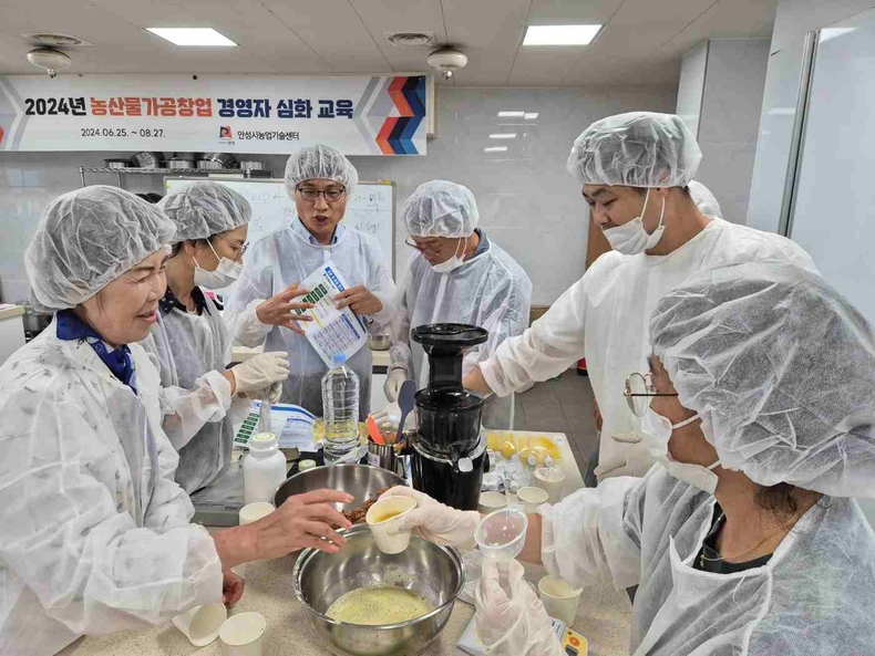안성시농업기술센터가 농업인의 생산 농산물을 활용한 상품 개발과 성공적인 창업 기반을 마련하고 농산물가공창업에 대한 폭넓은 지식을 갖춘 전문 CEO 양성을 위한 2025 농산물가공창업 경영자 심화교육을 실시한다.
