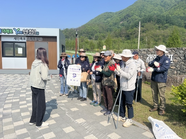 연천군은 한탄강 세계지질공원 지질공원 해설사들을 대상으로 ‘한탄강 주상절리길 리본 달기 행사’를 성황리에 종료했다.