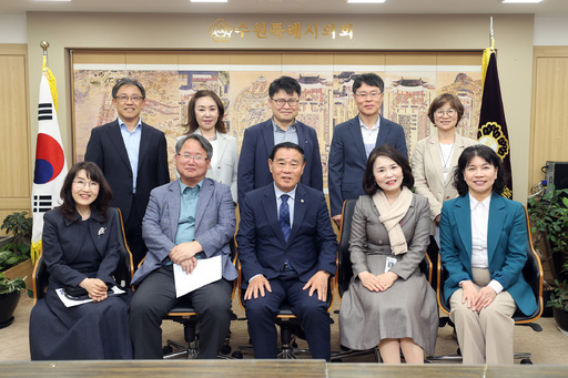 이재식 수원시의장이 수원교육장 및 수원시 관내 초등학교 교장들과 간담회를 갖고, 학생 중심의 교육 환경 조성과 지역사회 연계 방안에 대해 논의했다.