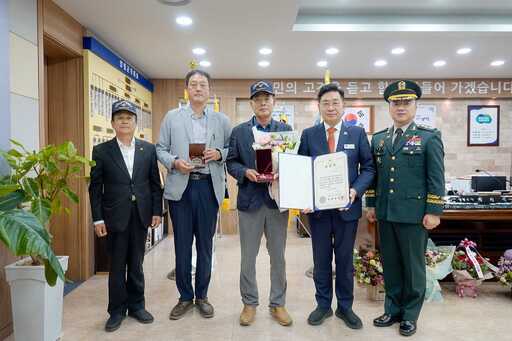 양평군이 육군본부 ‘6·25 전쟁 무공훈장 찾아주기’ 조사단과 함께 6·25전쟁 당시 헌신한 숨은 영웅을 발굴하고 그 명예를 기리기 위한 화랑무공훈장 수여식을 개최했다.