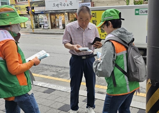 하남시가 집중안전점검’ 기간을 맞아 지역자율방재단, 안전보안관 등 40여 명이 참여한 가운데 석바대 상점가와 신장시장 일대에서 ‘안전점검의 날’ 캠페인을 진행했다.