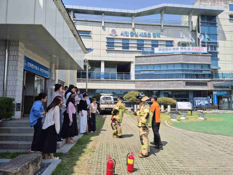 평택시 진위면 행정복지센터가 진위119안전센터(센터장 이종국)와 함께 합동 소방 훈련을 진행하고 있다.