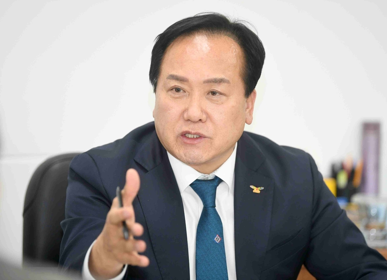 이권재 오산시장이 화성 동탄지역에 들어설 예정인 초대형 물류센터 건립에 대해 전면 백지화를 요구하고 나섰다..