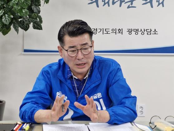 종상 경기도의회 도시환경위원회 의원(더불어민주당, 광명3)은 20일 경기도의회 광명상담소에서 ‘경기도 개발이익 도민환원기금’ 운용계획 변경안과 광명시흥 공공주택지구, 광명 유통단지, 광명시흥 첨단 및 일반 산업단지 추진 현황 등을 보고받고 의견을 교환했다.