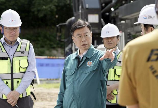 신상진 성남시장이 탄천 교량 복구공사의 주요 준공 시점을 앞두고 정자교와 금곡교 등 주요 공사 현장을 직접 방문해 공사 진행 상황과 안전 관리 실태를 점검했다.