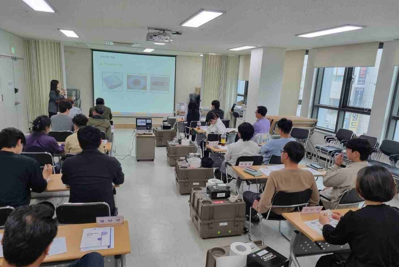 화성특례시가 20일 원활한 사전투표 진행을 위해 모의시험을 실시하고 있다.