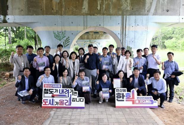 안산시가 고잔역~초지역~중앙역 일원에서 간부 공무원 30여 명이 참석한 가운데 현장 간부회의를 개최했다.