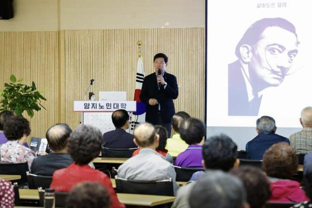 이상일 용인특례시장이 처인구 양지면 양지노인대학에서 수강생 100여 명을 대상으로 ‘인간의 상상력과 그림의 세계’를 주제로 특별 강연을 했다.
