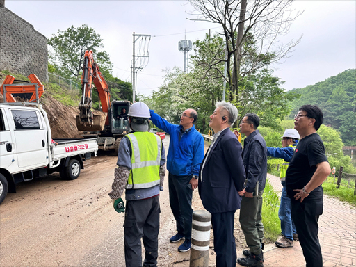 김동영 경기도의원이 장마철을 앞두고 남양주시 오남 지역 주요 도로의 안전 점검에 참여하고 있다.