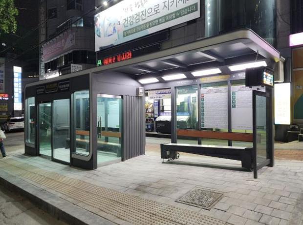 안양시가 한파·폭염, 미세먼지 등을 피하고 공공 무료 근거리무선망(와이파이), 버스정보알림서비스 등을 이용할 수 있는 스마트 버스정류장을 관내 3곳에 추가 설치했다.