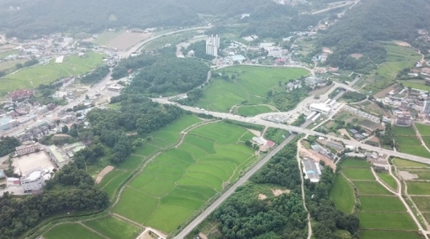 이천시 신둔면 수광리 508번지 일대 약 22만㎡ 부지의 ‘신둔도예촌 역세권 개발사업’에 대해 도시관리계획(용도지역) 결정(변경) 및 지형도면 승인과 도시개발사업 구역 지정 및 개발계획 수립을 22일 자로 고시했다.
