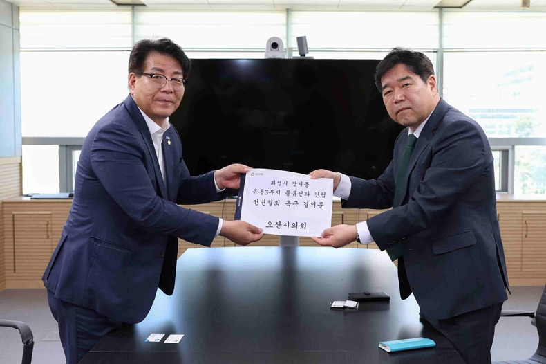 전도현 오산시의회 의원이 동탄2물류단지 전면 철회를 촉구하는 촉구 결의문을 경기도에 전달하고 있다.