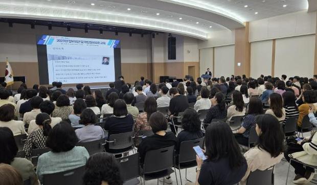 군포시가 직원을 대상으로 2025년 정보보안 및 개인정보보호 교육을 실시했다.