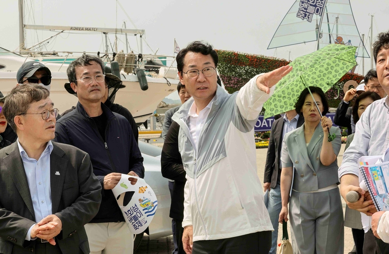 정명근 화성특례시장이 전곡항 일원에서 ‘제15회 화성 뱃놀이 축제’를 앞두고 막바지 로드체킹을 실시하고 있다.