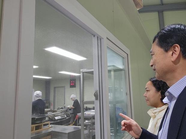 파주시가 소규모 식품제조가공업체의 위생 관리 역량을 높이고 식품 관련 법령 위반 재발을 방지하기 위해 ‘맞춤형 현장 지도’에 나선다.