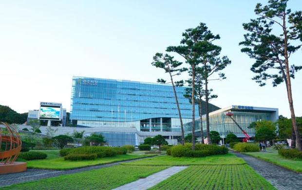 광주시가 시민의 건강 증진과 심신 치유를 위한 ‘흙 향기 맨발 길 조성 사업’을 착공한다.