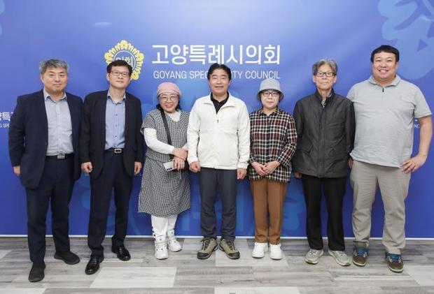 김운남 고양특례시의회 의장이 시니어 기자단과 면담을 갖고 시니어 세대의 디지털 역량 강화와 사회참여 확대의 중요성에 대해 의견을 나눴다.