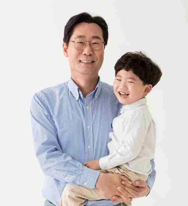 정명근 화성특례시장이 아이를 안고 있다..