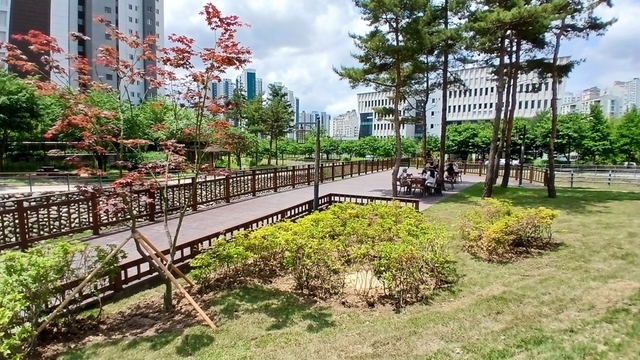 의정부시는 송산3동행정복지센터 앞 녹지대에 ‘다목적 쉼터’ 조성을 마치고 시민에게 개방했다.