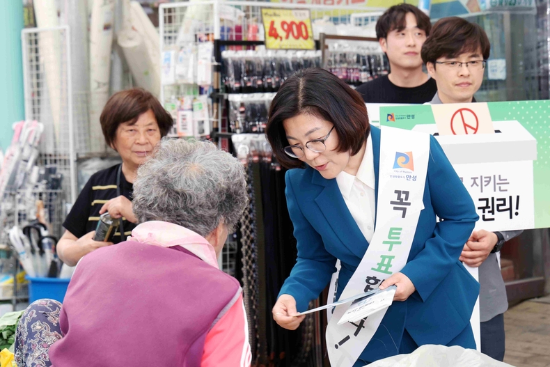 김보라 안성시장이 제21대 대통령 선거를 앞두고, 시민들의 소중한 한 표 행사를 독려하기 위해 전통시장에서 투표 독려 캠페인을 진행하고 있다.