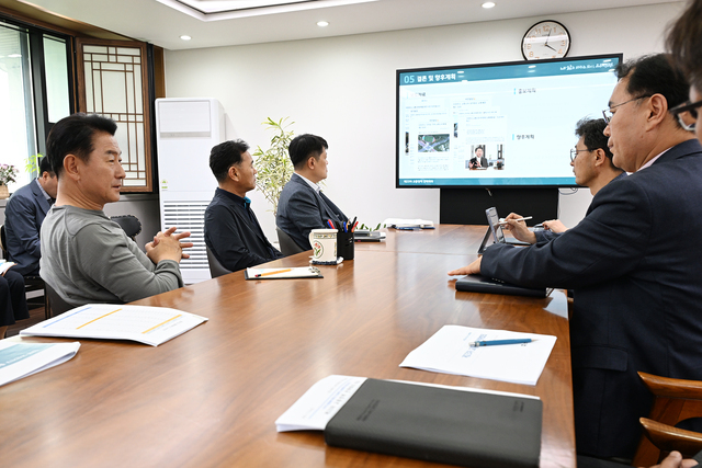 김동근 의정부시장이 시장실에서 ‘제23차 교통정책 전략회의’를 열고, 시민 체감형 교통정책을 점검했다.
