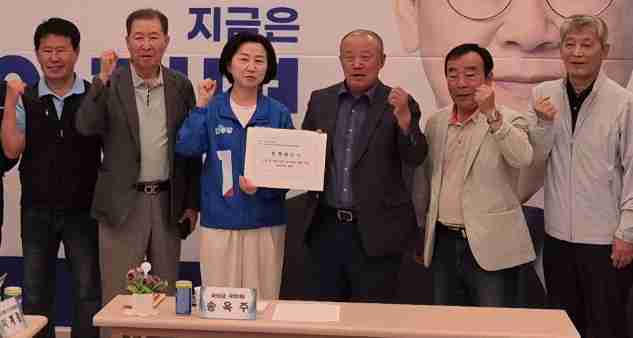 수원전투비행장 화성이전 반대 범시민대책위원회(이하 범대위)는 27일 송옥주 국회의원(더불어민주당, 화성갑) 지역사무소(향남읍)를 방문해 ‘수원 군공항 이전 및 이전지 개발 지원’공약의 철회를 촉구하는 정책제안서를 전달했다.