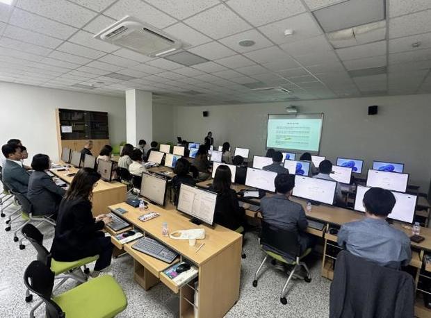 |안산시가 AI 대전환 시대를 맞아 시민 중심의 스마트 행정을 실현하고자 지난 26일 챗GPT 실전 활용 교육을 실시했다.