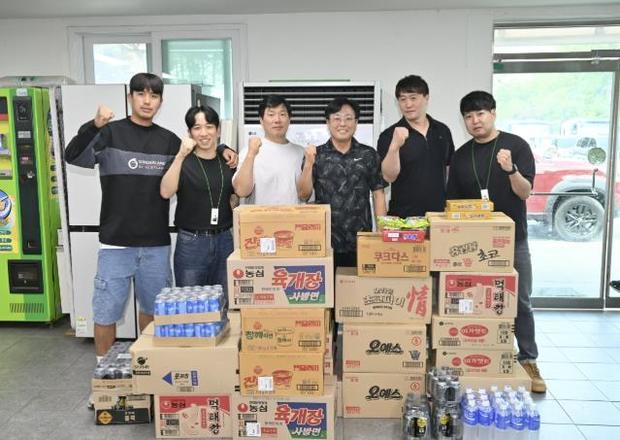 하남시가 BGF리테일이 주최한 ‘우리 동네 환경미화원 응원 이벤트’에서 전국 1위를 차지한 데 따라 하남시 환경공무관들을 위한 경품 전달행사가 쓰레기 적환장에서 진행됐다.