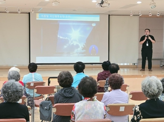 이천시가 경기도에서 추진하는 ‘경기도 어르신 교통비 지원 사업’에 선정돼 사업비(도비)가 추가 확보됨에 따라 어르신들에게 지원하는 혜택이 대폭 확대될 계획이다.