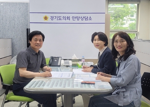 문형근 경기도의회 여성가족위원회 위원장(더불어민주당, 안양3)이 안양상담소에서 윤영미 여성가족국 국장, 관계공무원과 함께 여성가족국 주요 현안 논의를 위한 정담회를 가졌다.