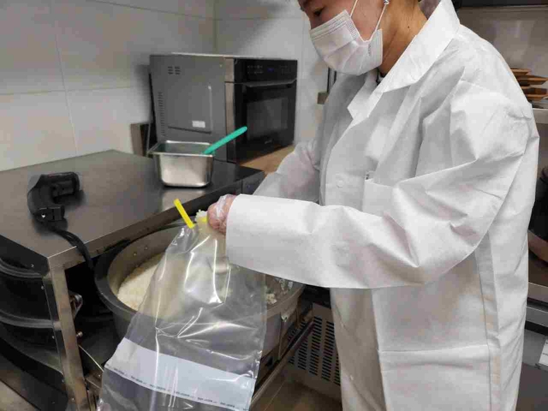 화성특례시 관계자가 제15회 뱃놀이축제를 앞두고 행사장 음식점의 조리식품의 식중독 위험요인을 점검하고 있다.