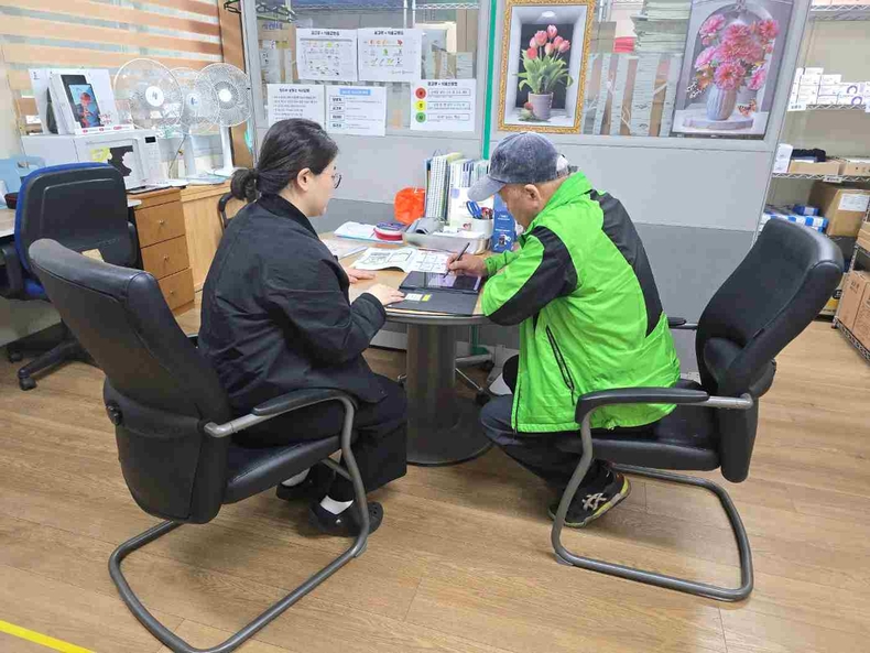 평택시가 65세 이상 어르신을 대상으로 인공지능(AI)과 사물인터넷(IoT) 기술을 활용한 비대면 건강관리 서비스 ‘AI·IoT 기반 어르신 건강관리사업’을 활발히 추진하고 있다.