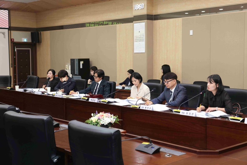 평택시의회는 평택시의회 의원 정책연구 활동 심의위원회 신규 위원 4명을 위촉하고 2025년 의원 정책연구 활동 제1차 심의위원회를 개최했다.
