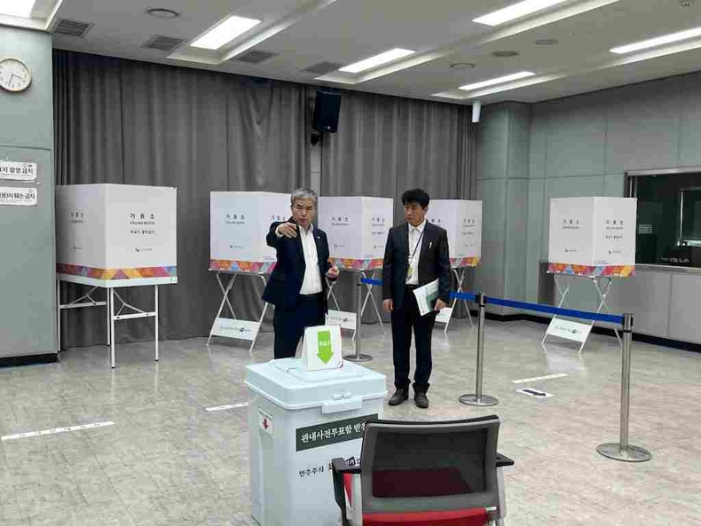 정구원 화성특례시 제1부시장이 관내 사전투표소 준비상황을 검검하고 있다.