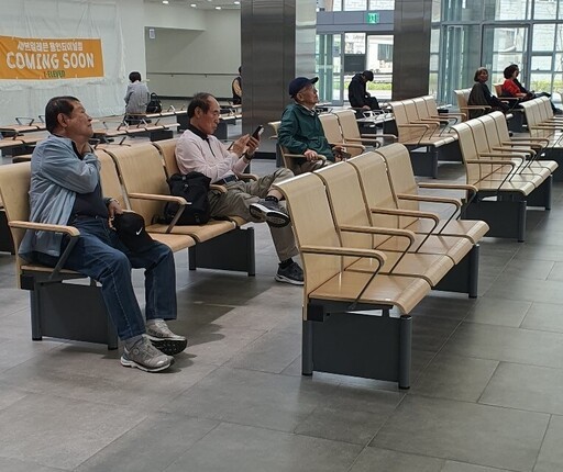 용인시가 시민 누구나 편리하게 이용할 수 있는 교통 인프라 조성을 위해 용인공영버스터미널에 교통약자용 등받이 의자 설치와 편의시설 개선을 완료했다.